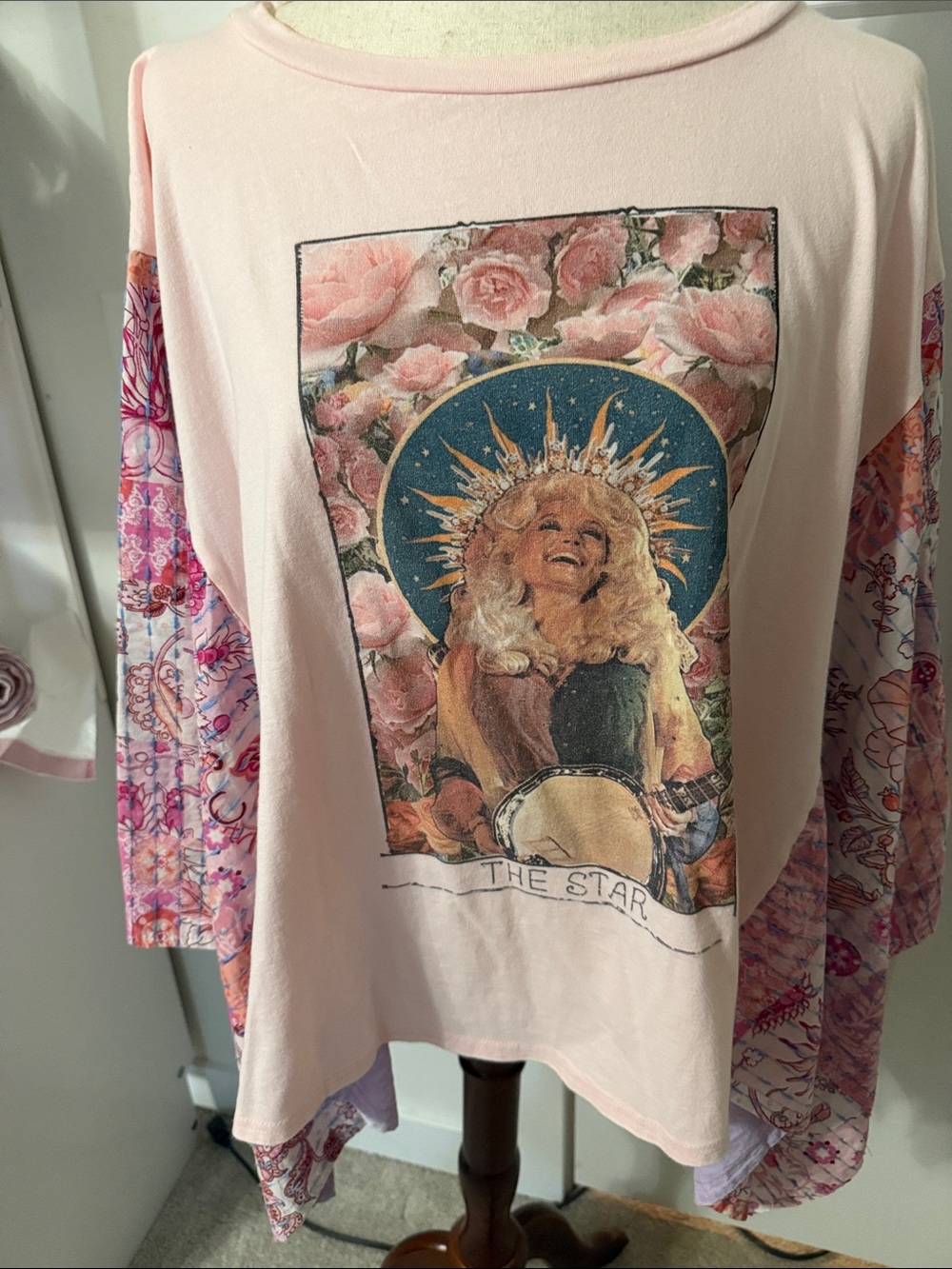 Women’s Light Pink Dolly Parton Graphic Long-Sleeve Tee with Floral Star Artwork